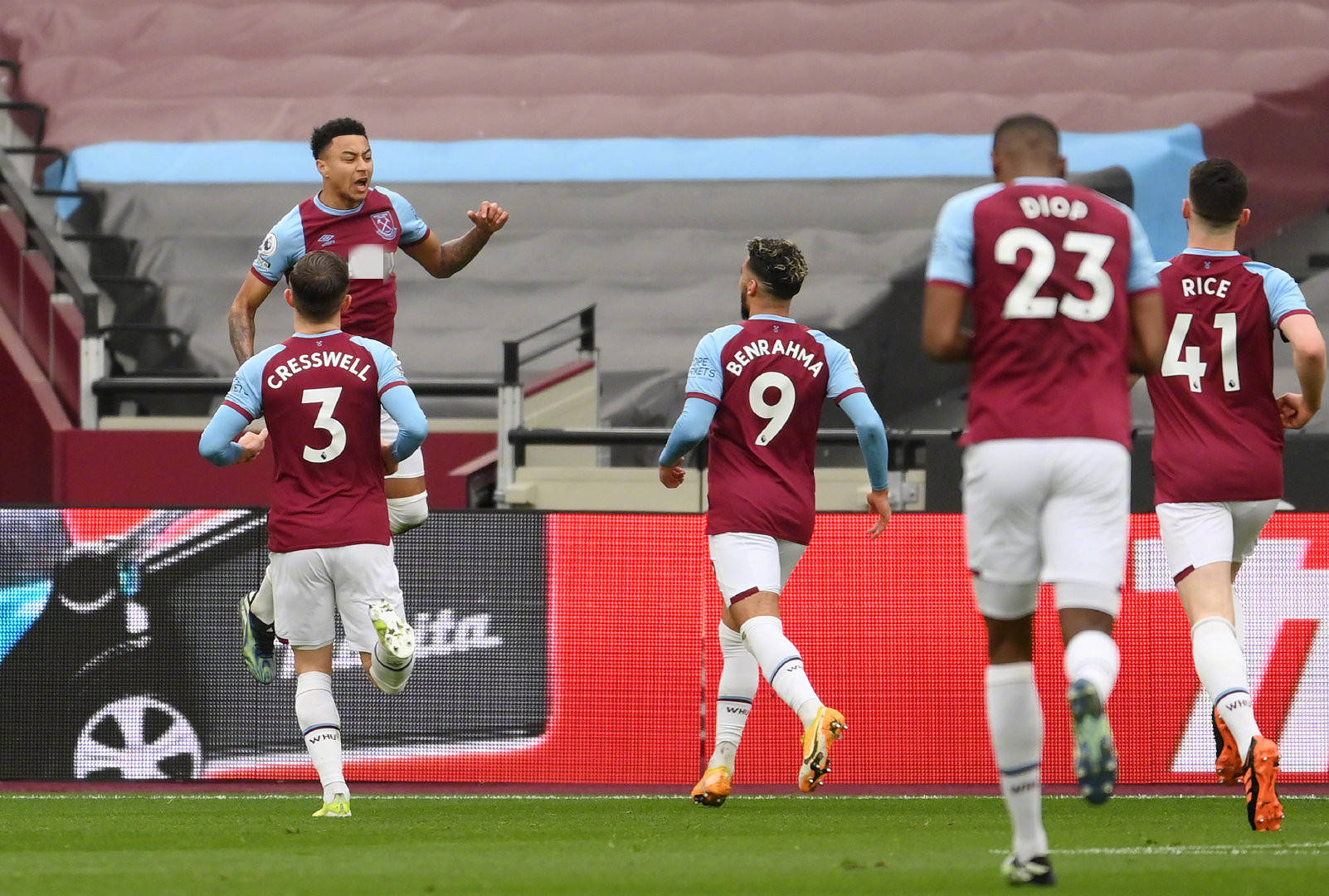 乌加特首发近7场英超全部失利，是曼联历史首发球员最长连败记录（乌加特英超近7次首发全败，创曼联队史首发连败最长纪录）